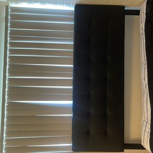 I’m selling this back faux leather headboard, comes with screws and screwdriver.